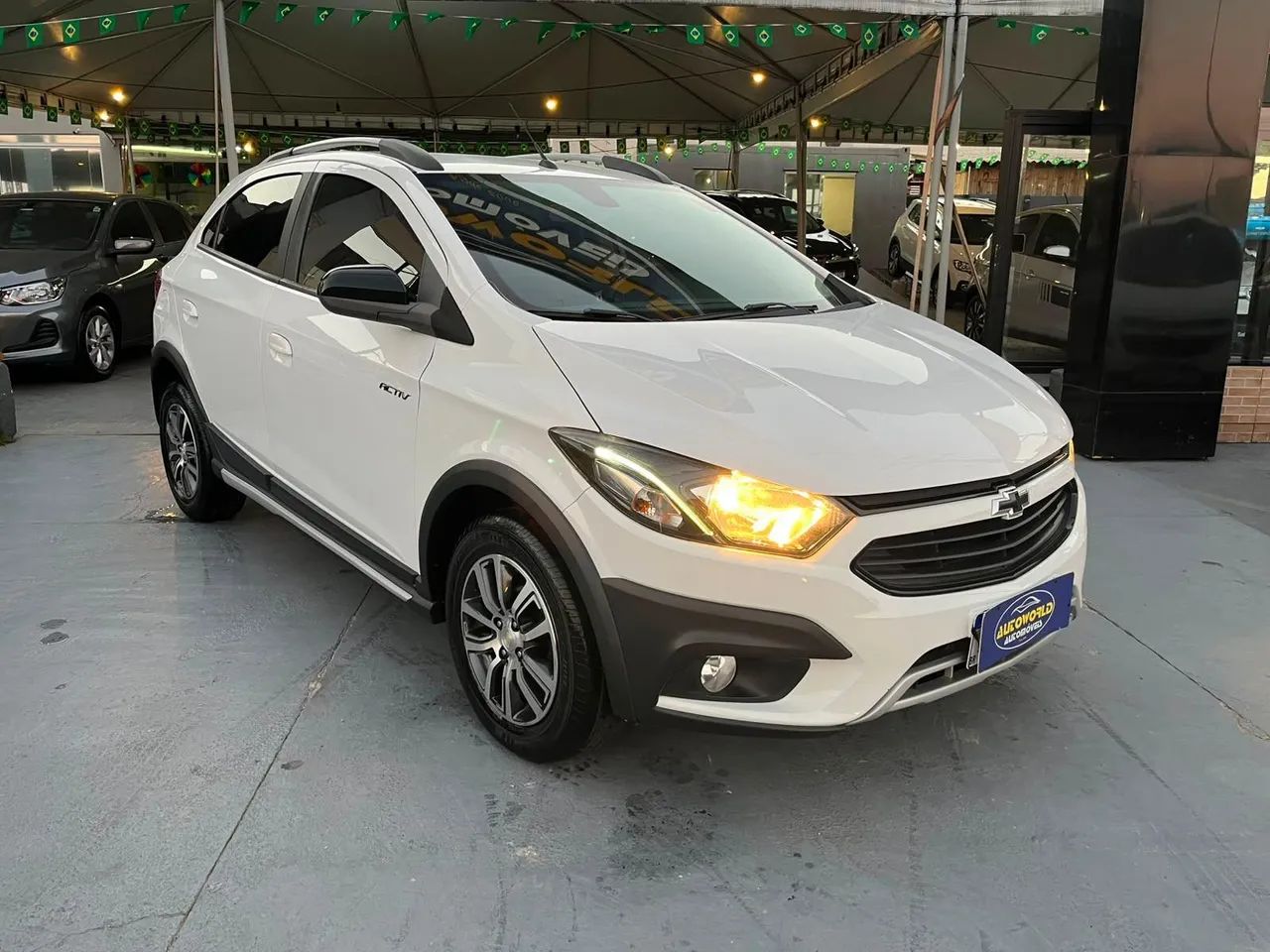 Chevrolet Onix Activ 1.4 8V Flex Aut. 4P 2017 - Foto 2