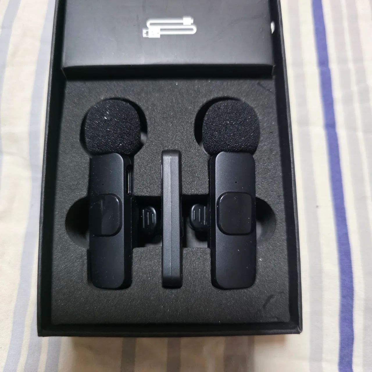 ?O K9 Wireless Microphone (Versão Dupla) conta com 2 microfones e 1 receptor, - Foto 3