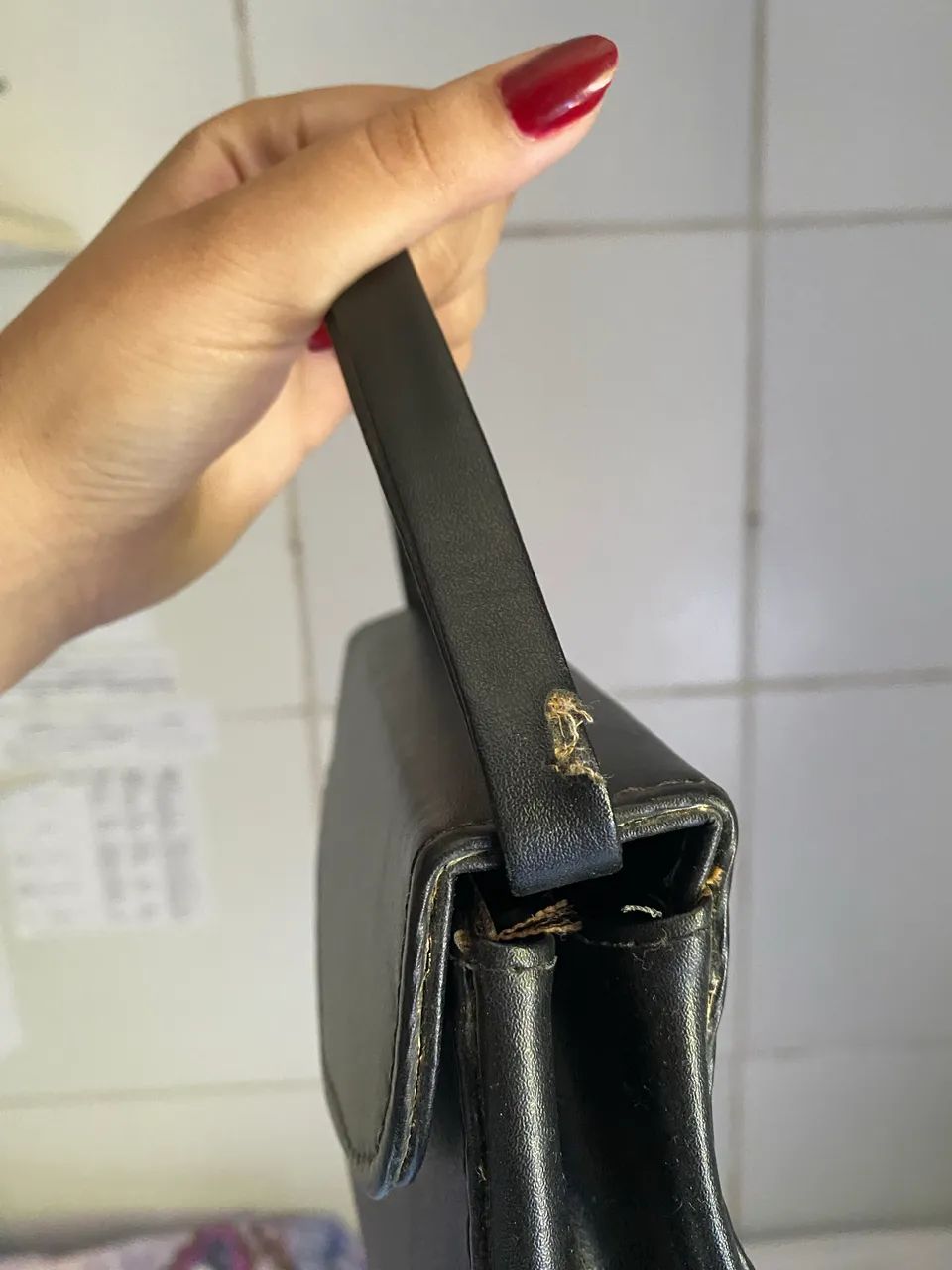 Bolsa pequena preta com avaria na alça  - Foto 3