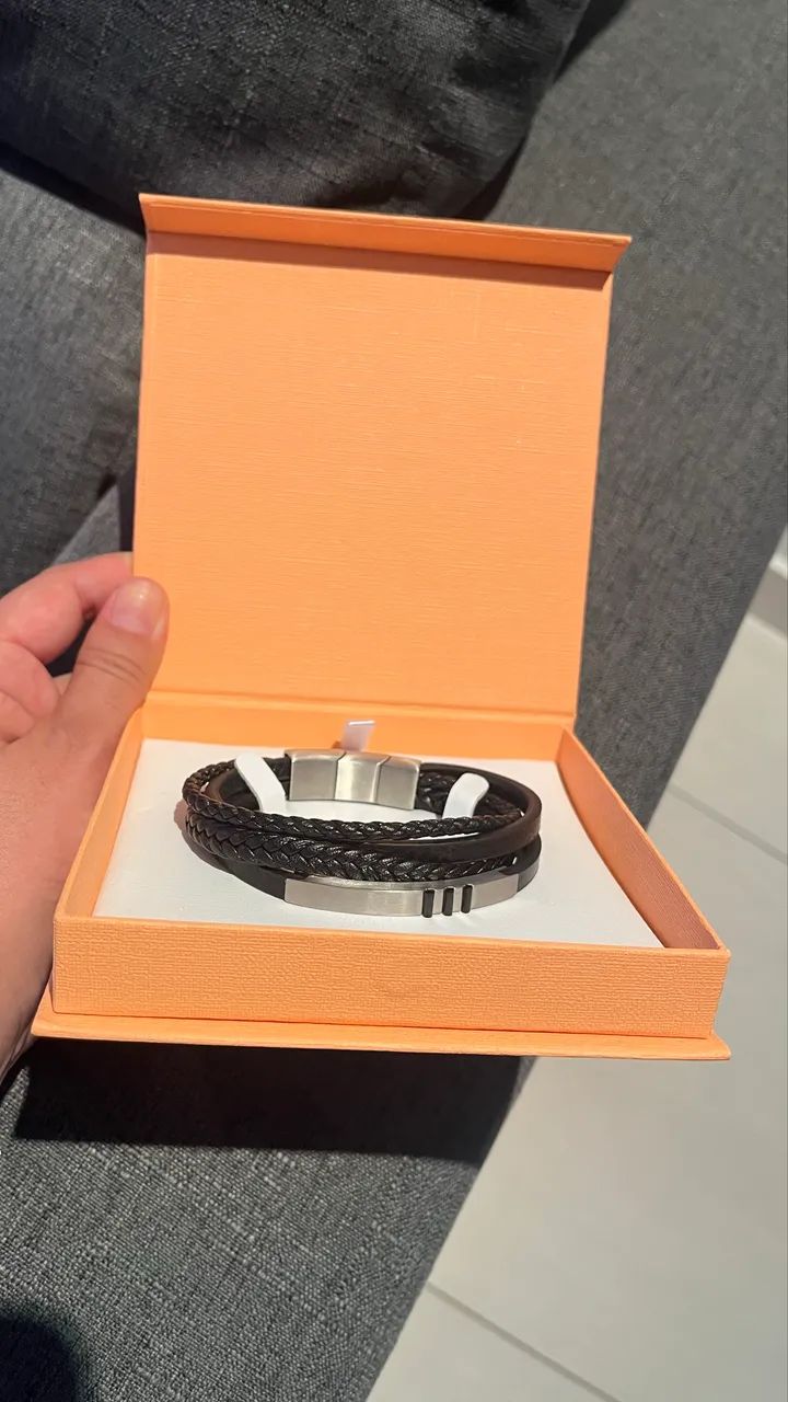 Vendo pulseira Vivara masculina, em couro preto e aço. Nunca usada. 