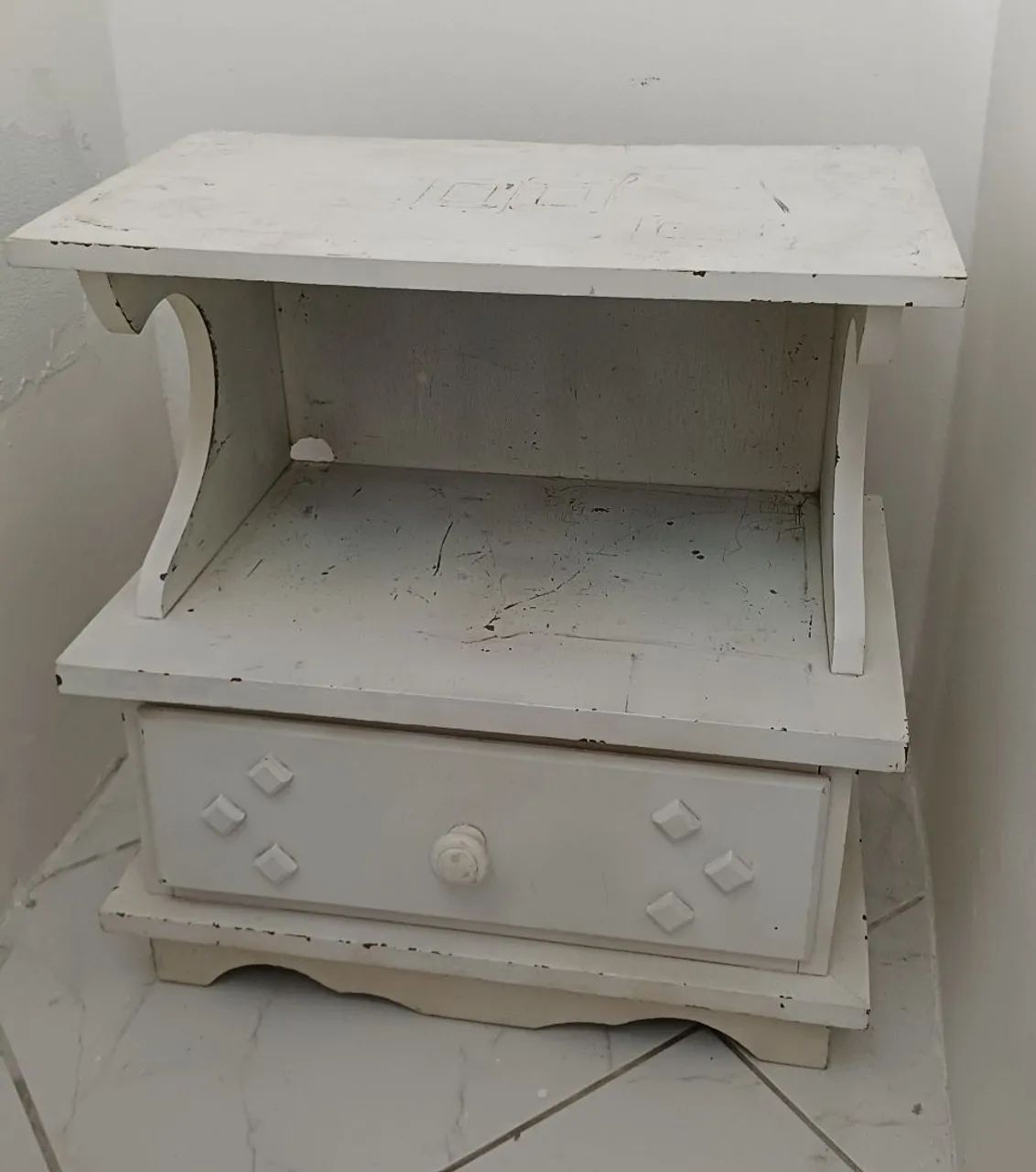 Mesa de cabeceira antiga. Madeira maciça65171914802049120