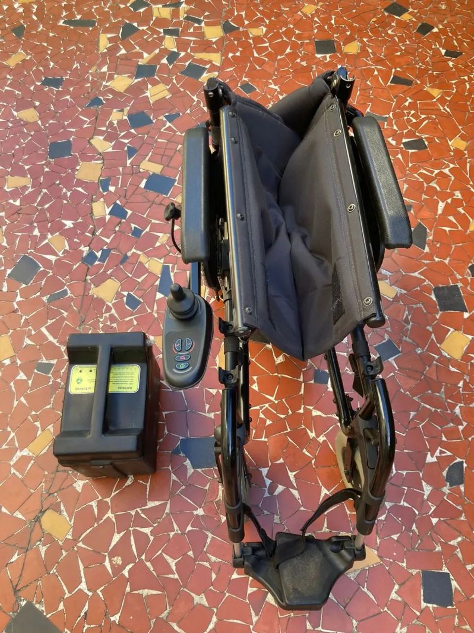 Vendo cadeira de rodas motorizada  - Foto 3