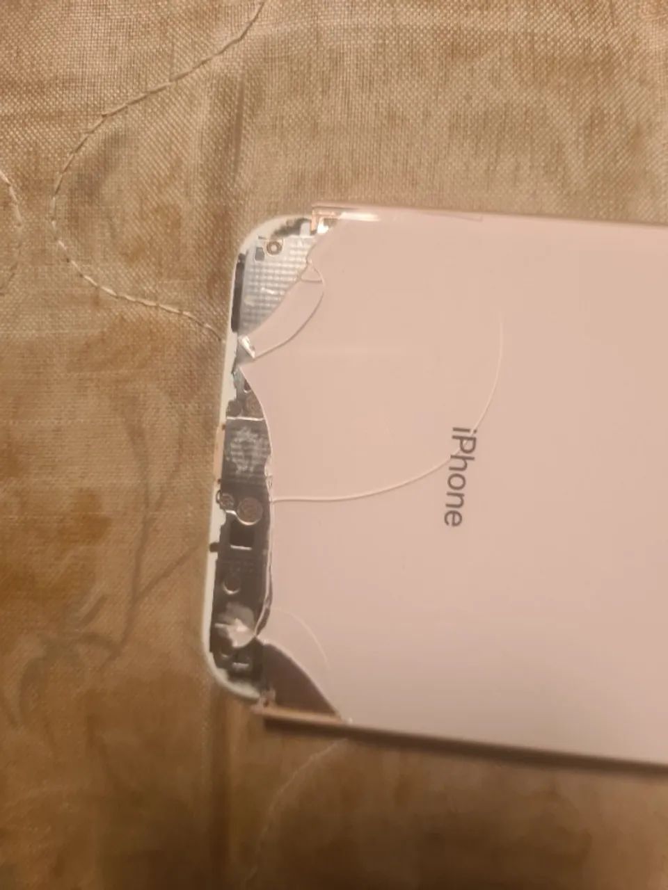 Iphone 8 plus com a carcaça danificada mais funcionando e lcloud limpo