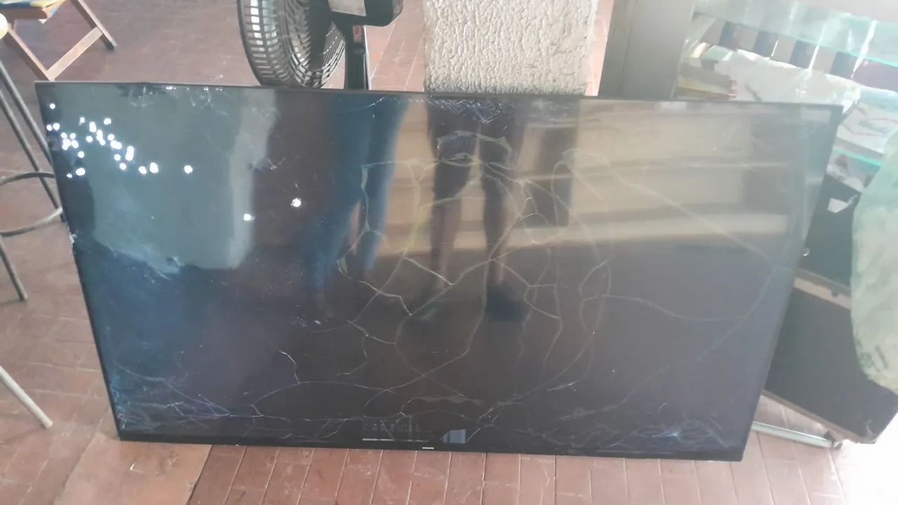 Vendo 02 tv com tela trincada 55 e 65 polegadas  - Foto 3