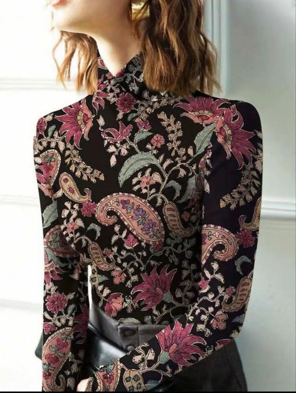 blusa manga comprida preta estampada gola alta - Foto 4