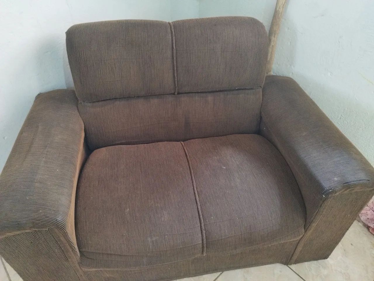 1conjunto de sofá pra vender tem de 2  É 3 lugares 