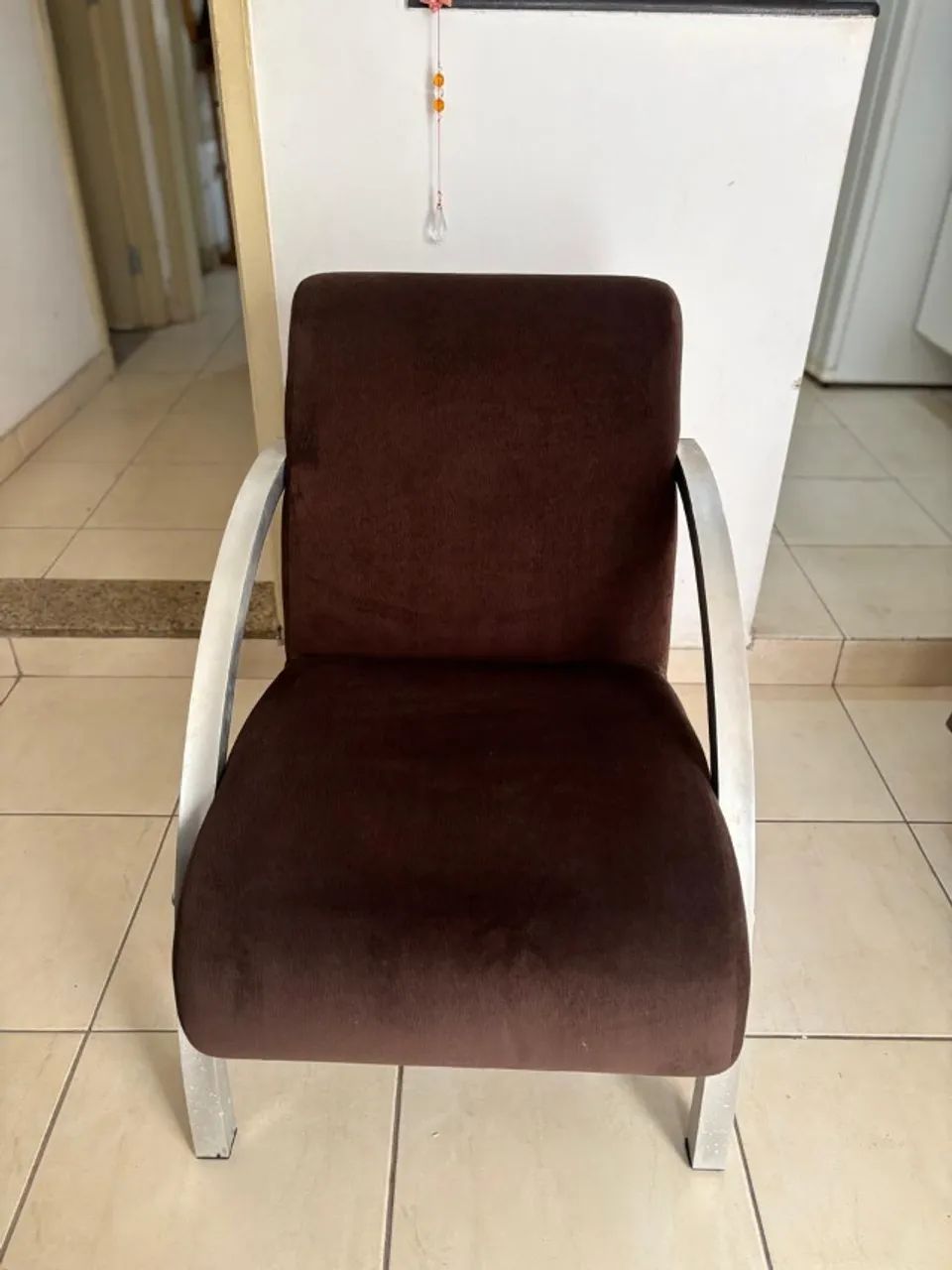 2 Poltronas Arco em alumínio tecido suede veludo marrom - Foto 3