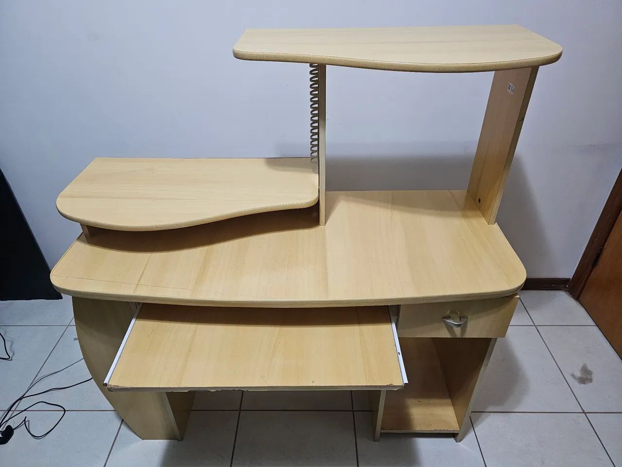 Escrivaninha completa com gaveta, compartimentos, prateleira - Foto 2