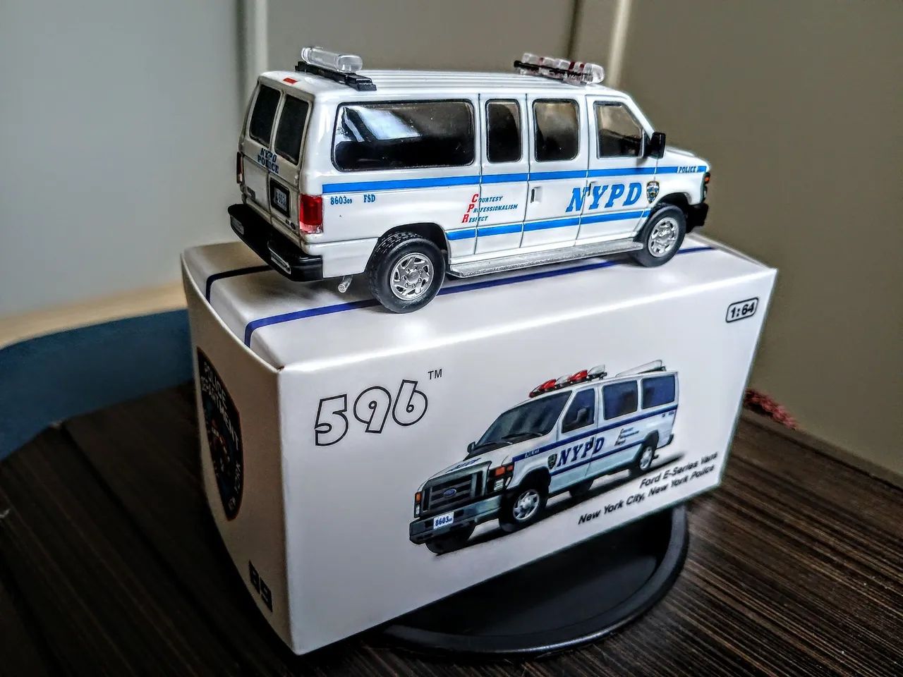 Miniatura 596 Models Ford E-Series Vans NYPD 1/64 - Foto 4
