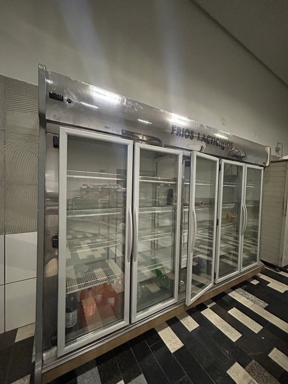 Expositor Refrigerado Vertical 5 Portas para Frios e Laticínios - Foto 4