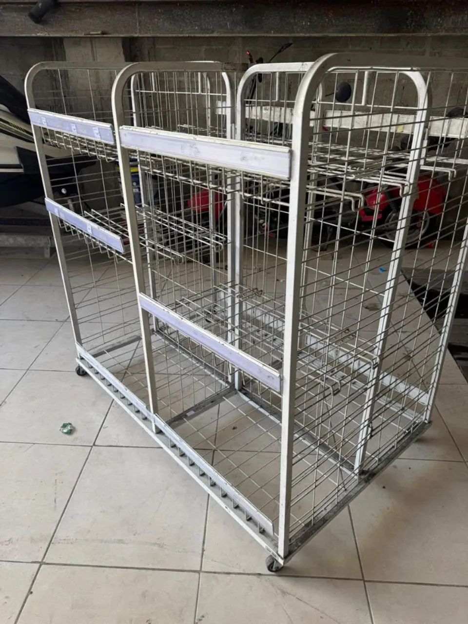 Carrinho expositor com rodízio aramado gaiola e plateleiras - Foto 2