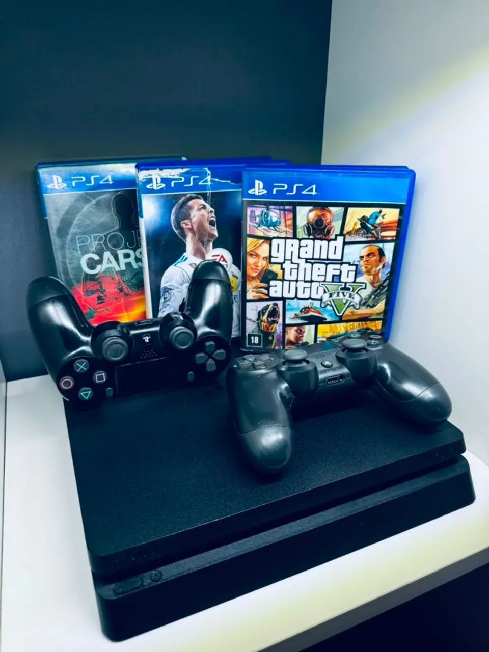 PlayStation 4 1TB - 2 controles e caixa original.