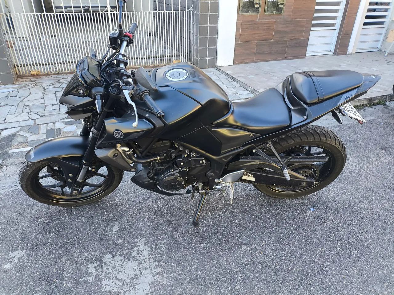 Moto MT03 preta