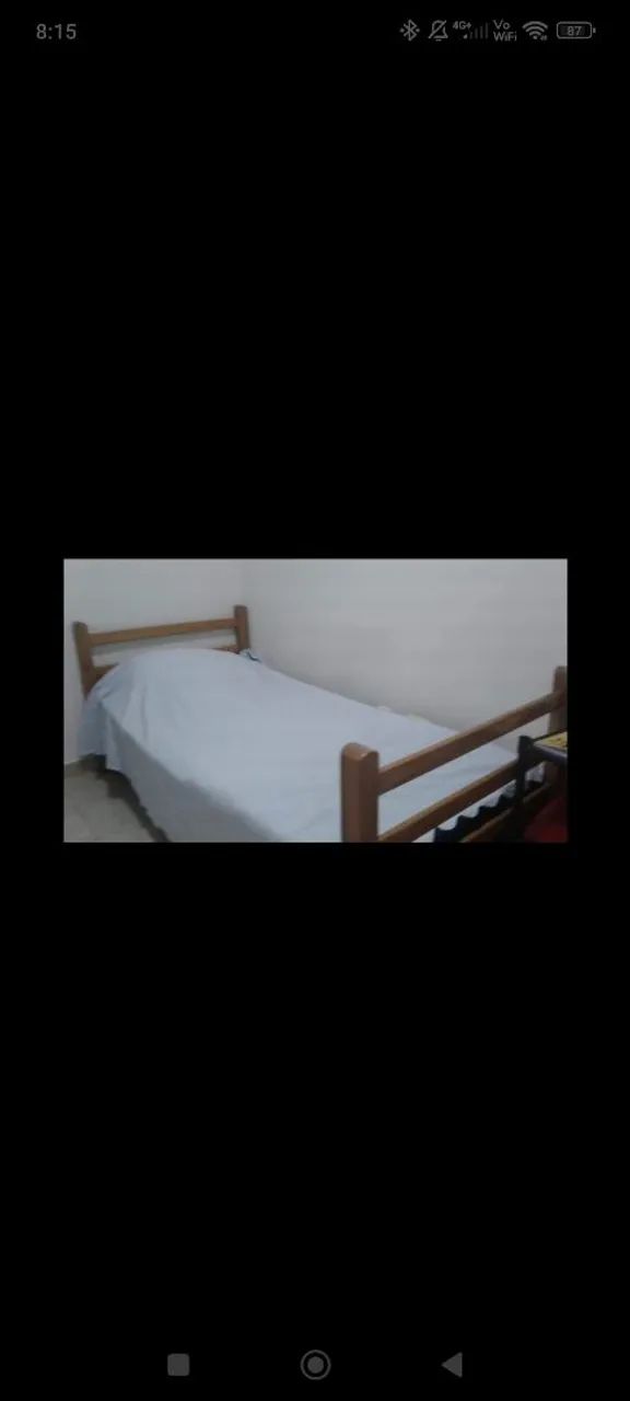 Cama de solteiro com colchão.