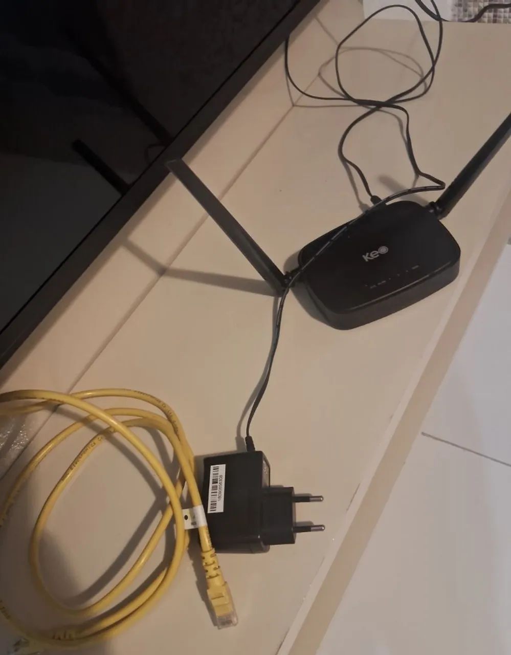 Roteador Wi-Fi com cabo de Internet novos