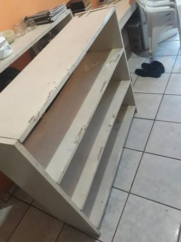 Prateleira de madeira, precisando de alguns reparos. Não entrego - Foto 2