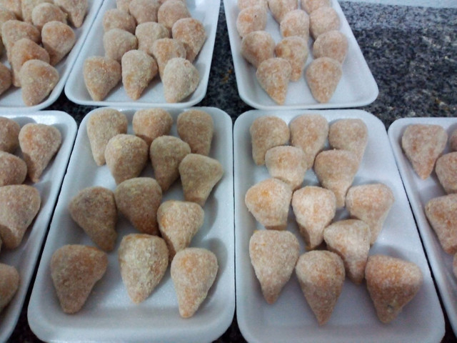 Bombom e salgados congelados e sobre mesas e panetone salgado vários sabores - Foto 2