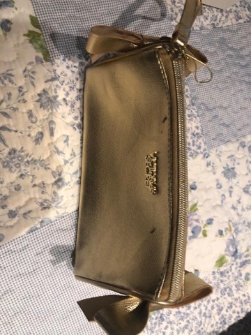 Necessaire e clutch Victoria?s Secret dourada 