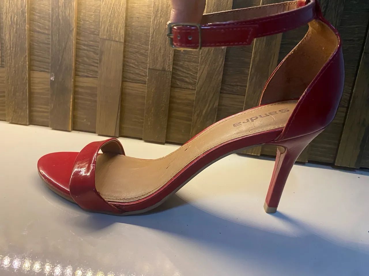 Sandália vermelha de salto alto