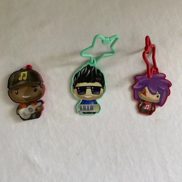 Lote 6 Brinquedos Chaveiro Funko Kinder Joy Emojis Aqua Play - Foto 3