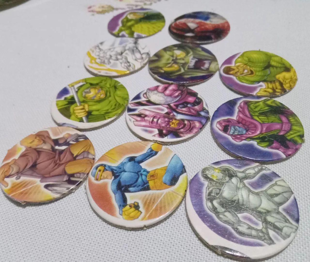 12 Tazos com personagens da Marvel comics - Foto 2