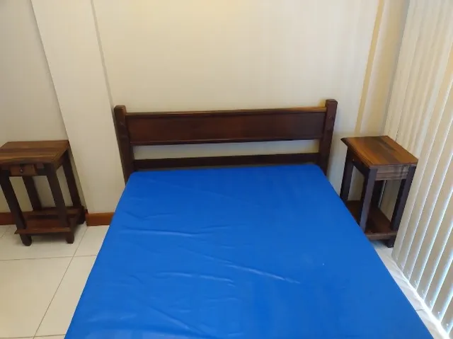 Cama Canela casal com cabeceira, peseira e 2 mesas de cama
