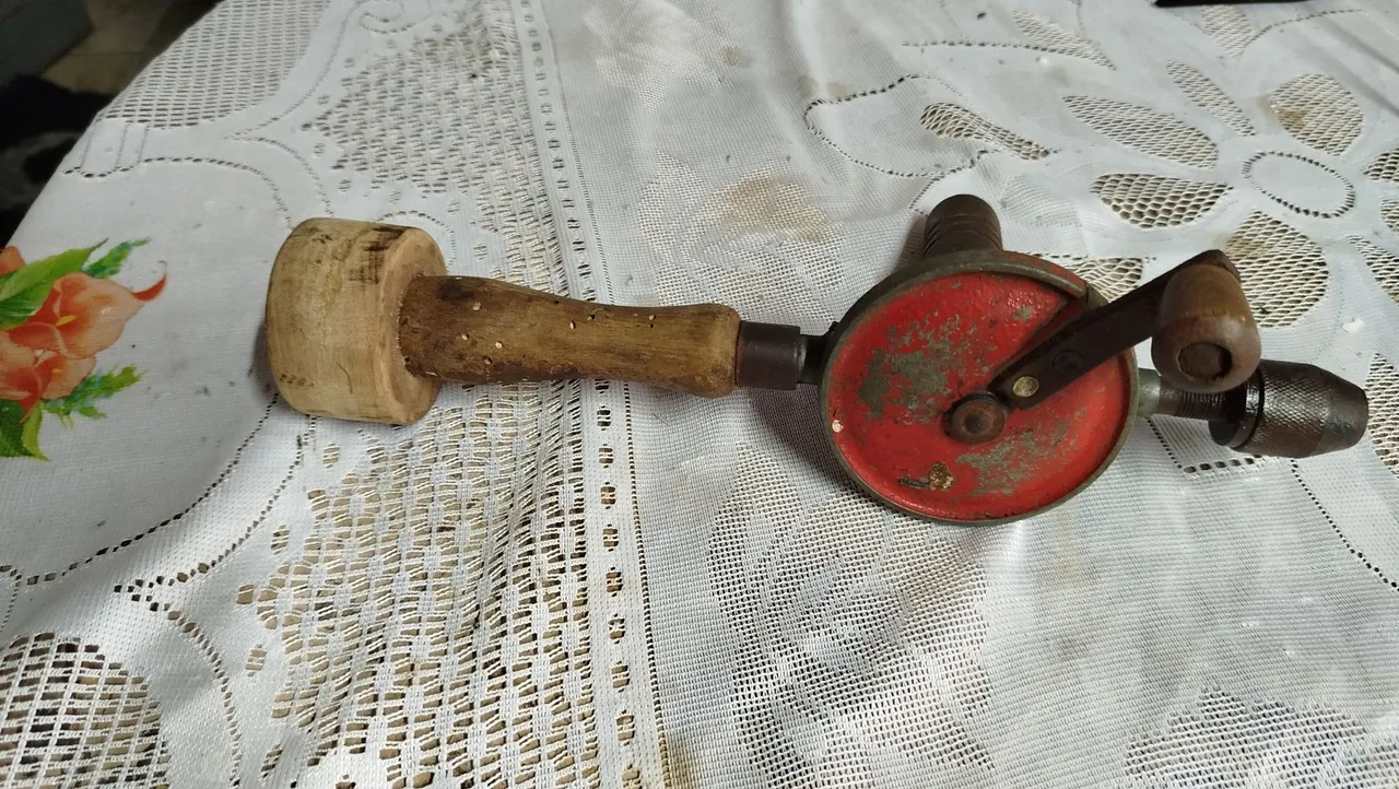 Furadeira manual antiga