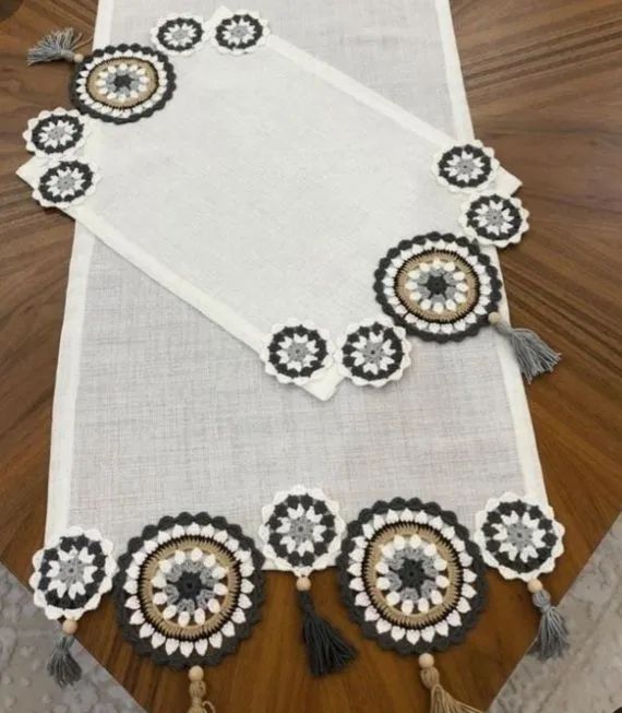 Trilho de mesa em crochê - Foto 4