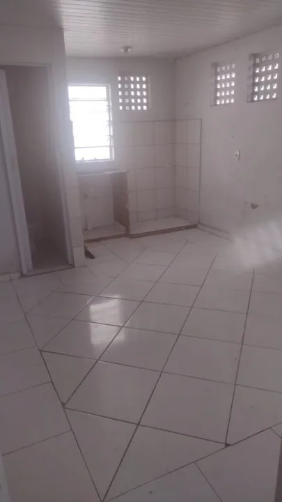 ALUGA-SE QUARTO E SALA COM DOIS BANHEIROS EM OLARIA.