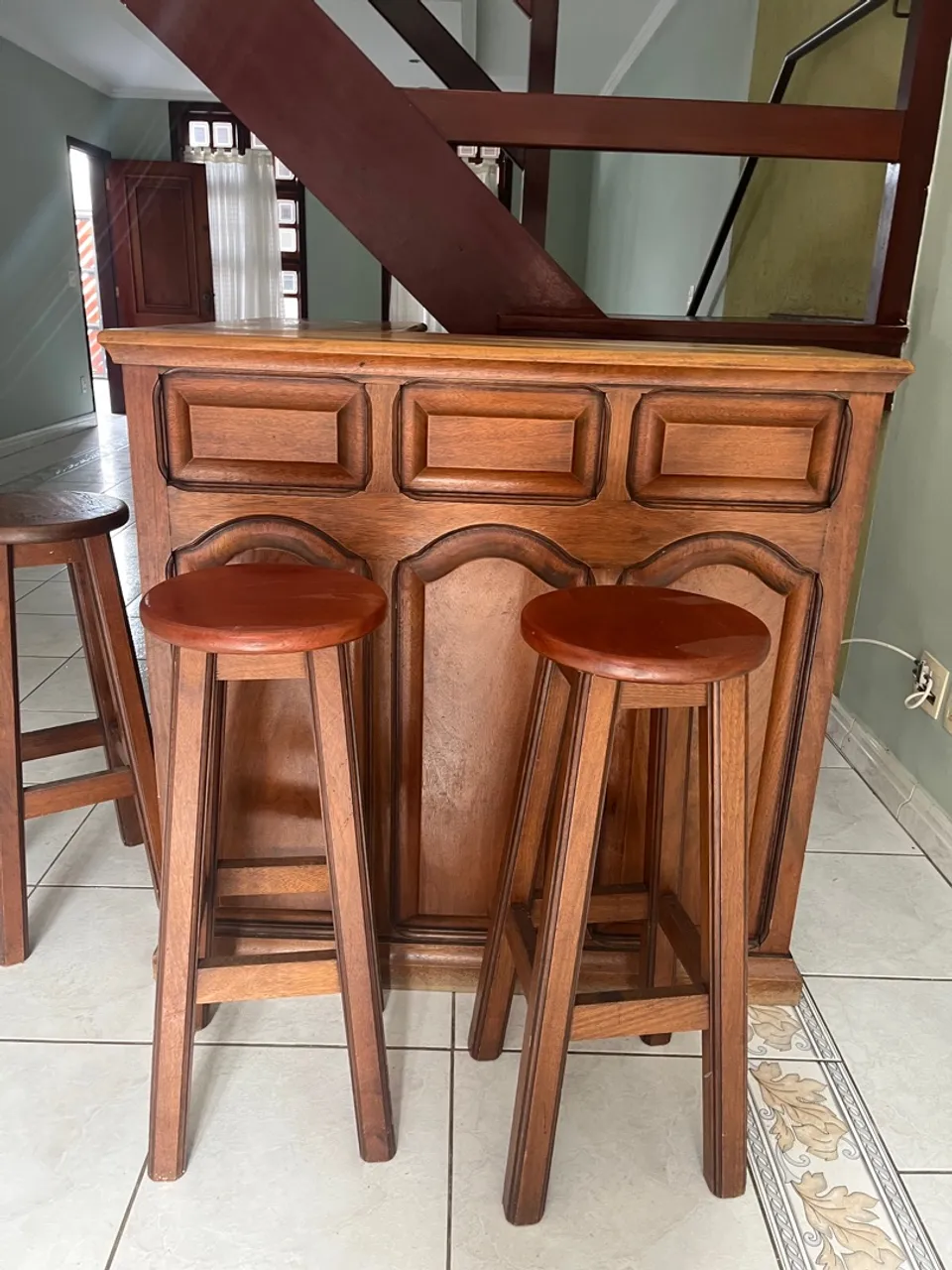 Barzinho de madeira com banquetas