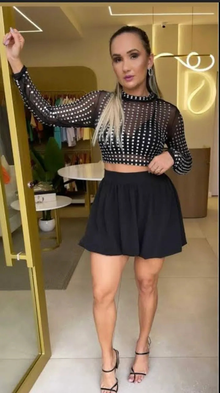 Conjunto Moderno: Top com Brilho e Saia Elegante