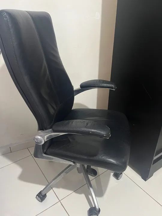 Cadeira de Escritório Executiva em Couro Preto