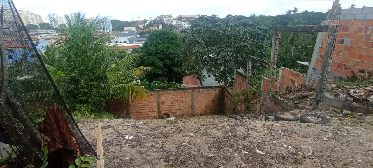 LOTE/ TERRENO COM 135m² sendo 9,69metros de frente e fundo, 13,94 metros das laterais