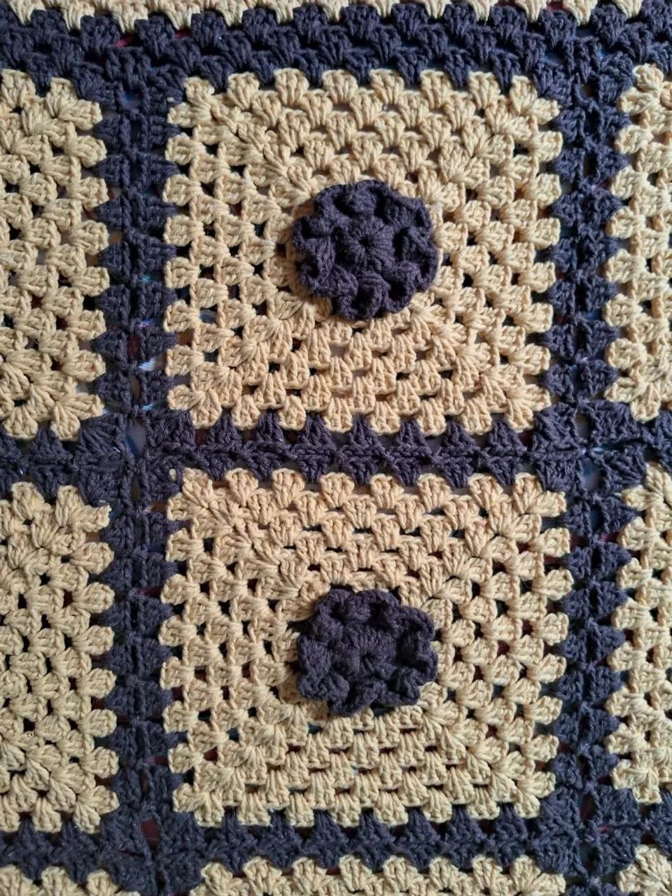 Colcha Crochê Bege e Preto e tapetes  - Foto 2