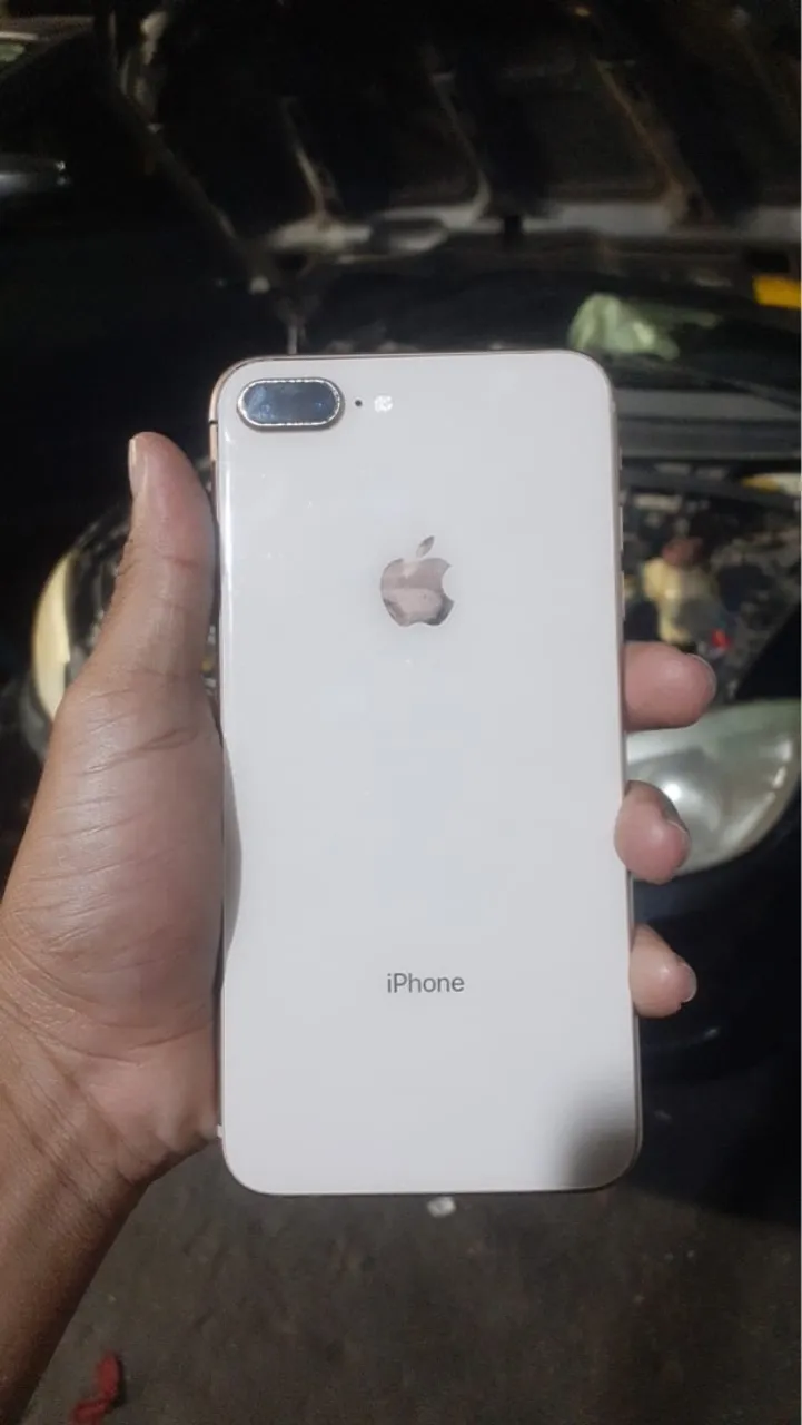 iPhone 8 Plus todo bom apenas trincado a tela mais todo bom 400