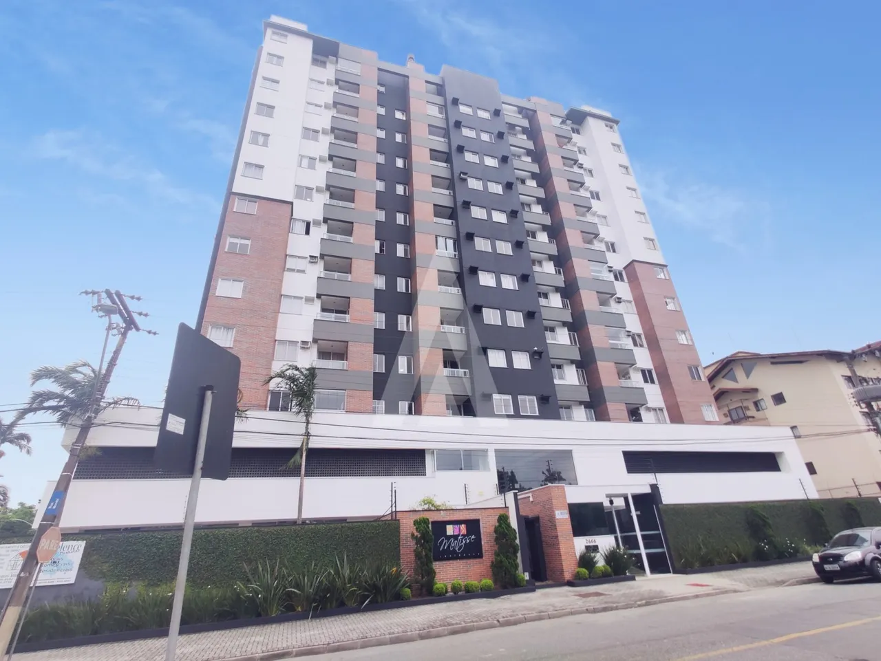 Apartamento com 3 quartos para alugar por R$ 2950.00, 68.00 m2 - SAGUACU - JOINVILLE/SC