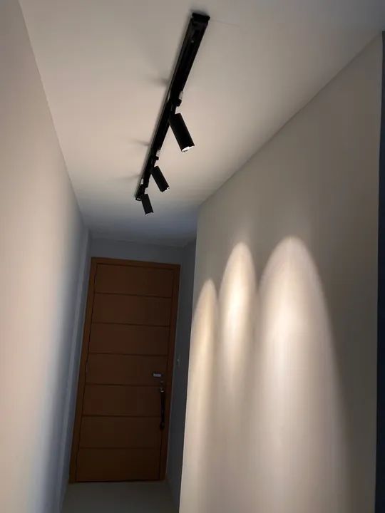 Luminária de trilho com 3 lâmpadas 7w Branco Quente - Foto 2