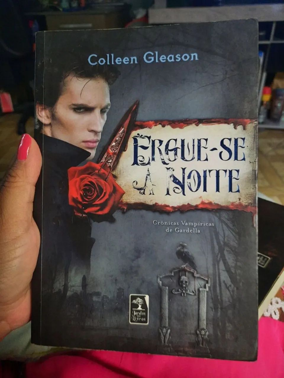 livro ergue-se a noite