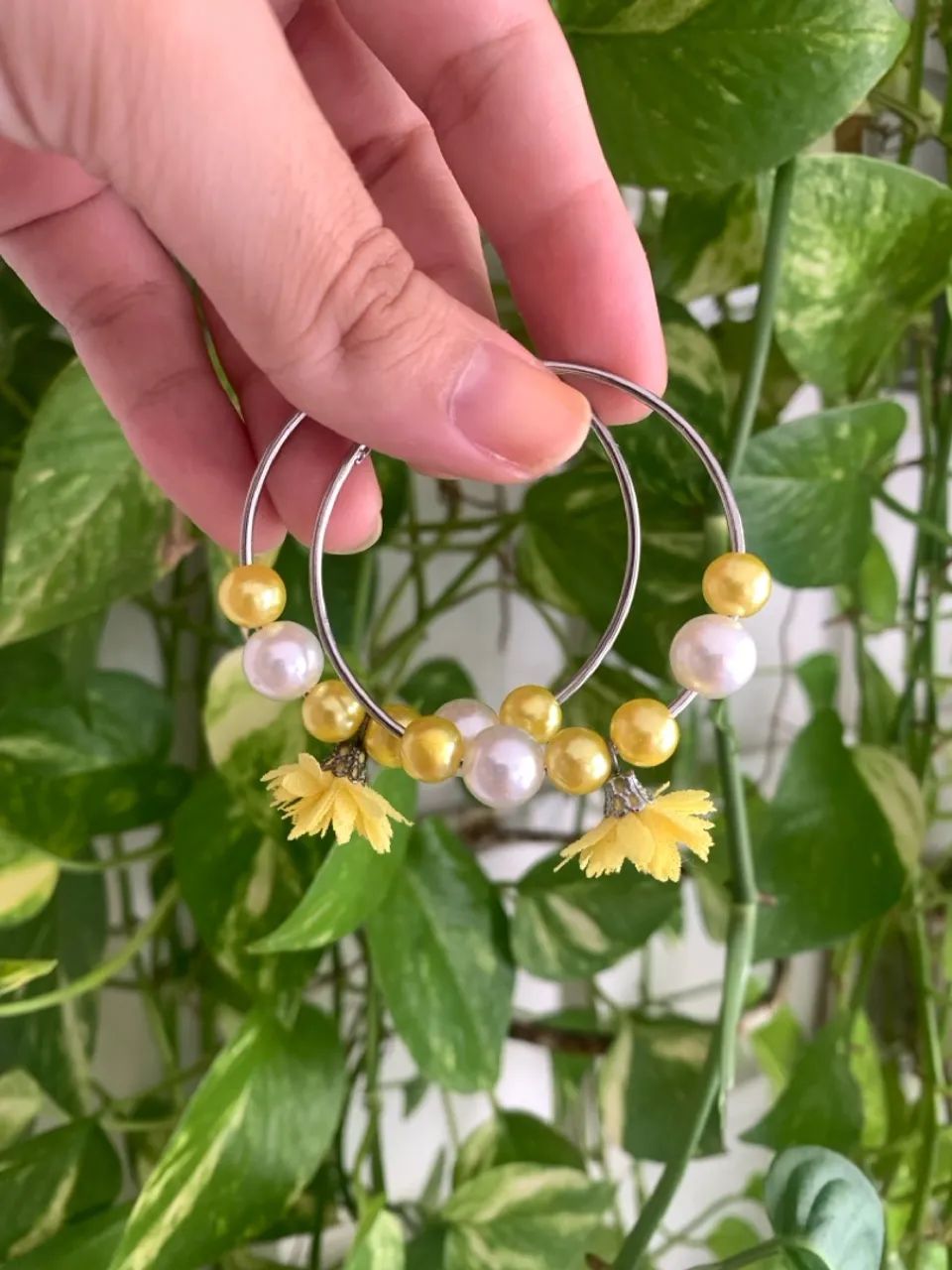 Brinco pérolas com flores - Foto 2