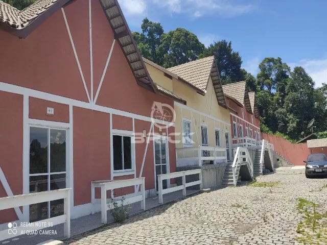 Casa com 3 quartos sendo 1 suíte em condomínio na Granja Guarani - Teresópolis/RJ.