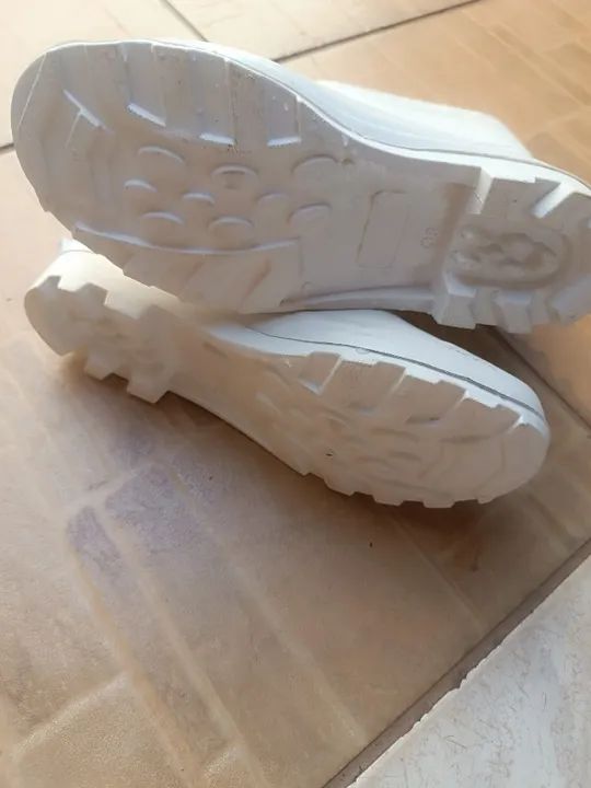 Bota branca PVC cano médio +avental branco de napa+2 paredes de luva M - Foto 3