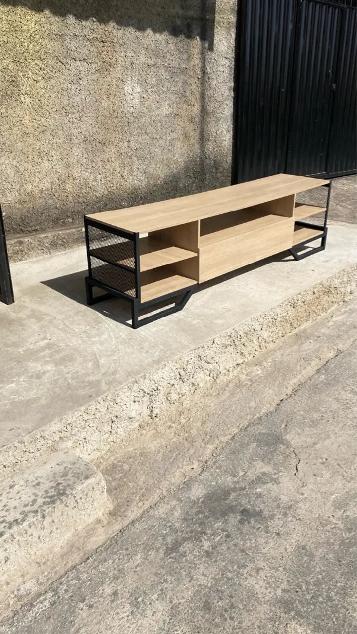 Rack moderno com estrutura em metal e madeira - Foto 2