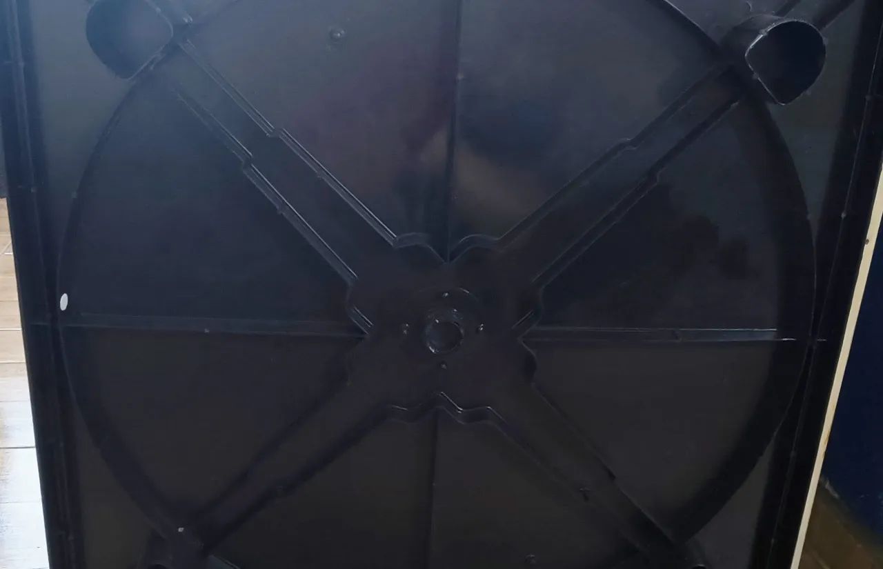 Mesa plástica e banquetas 64961600561794122