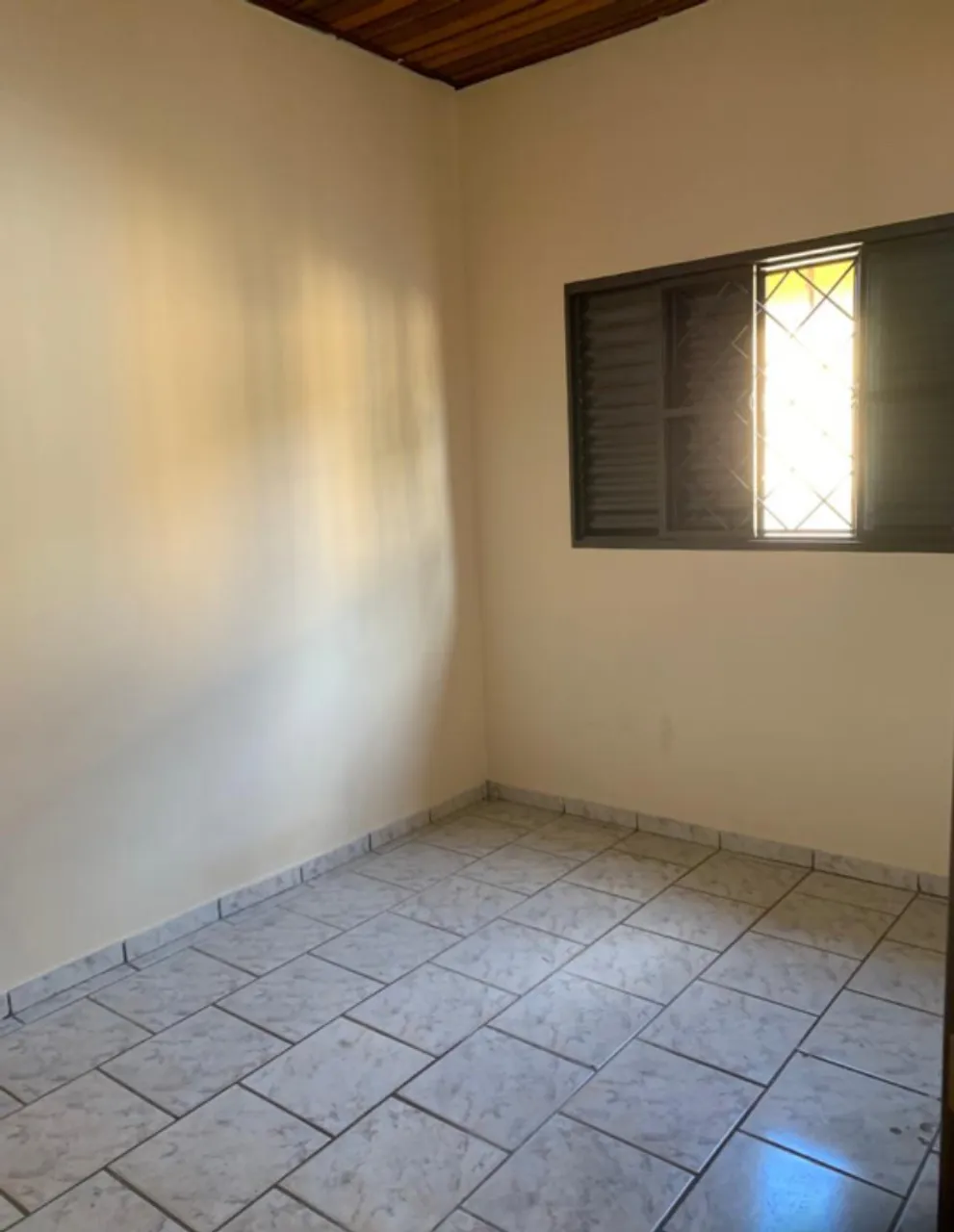 Aluga Kitnet no Bairro Tiradentes próximo ao posto de saúde