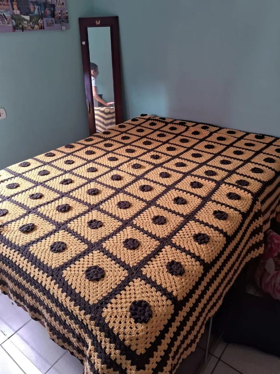 Colcha Crochê Bege e Preto e tapetes  - Foto 3