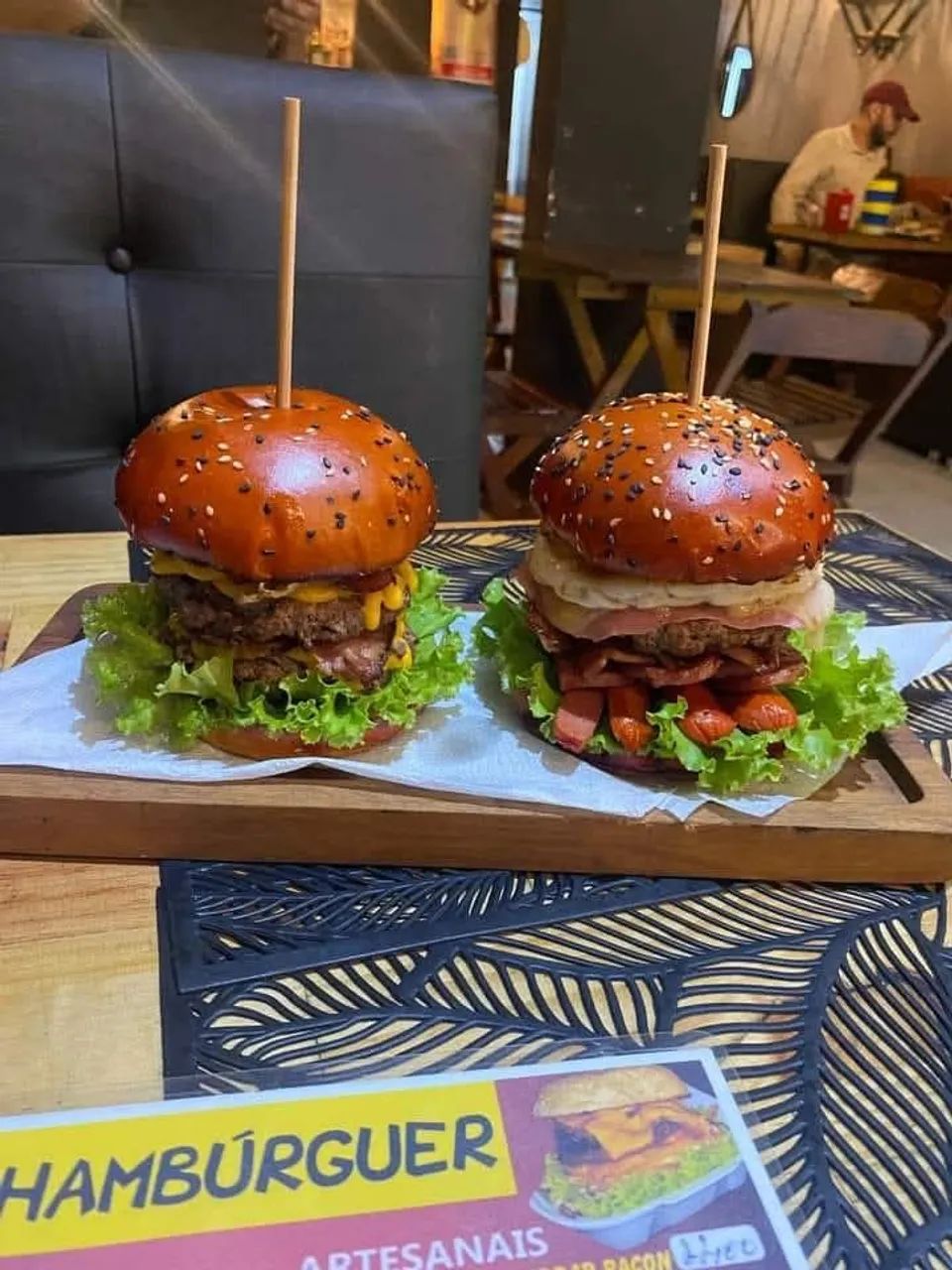 Chapeira disponível para trabalhar em lanche é café da manhã 