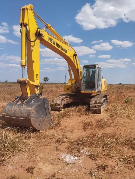 Escavadeira New Holland E 215