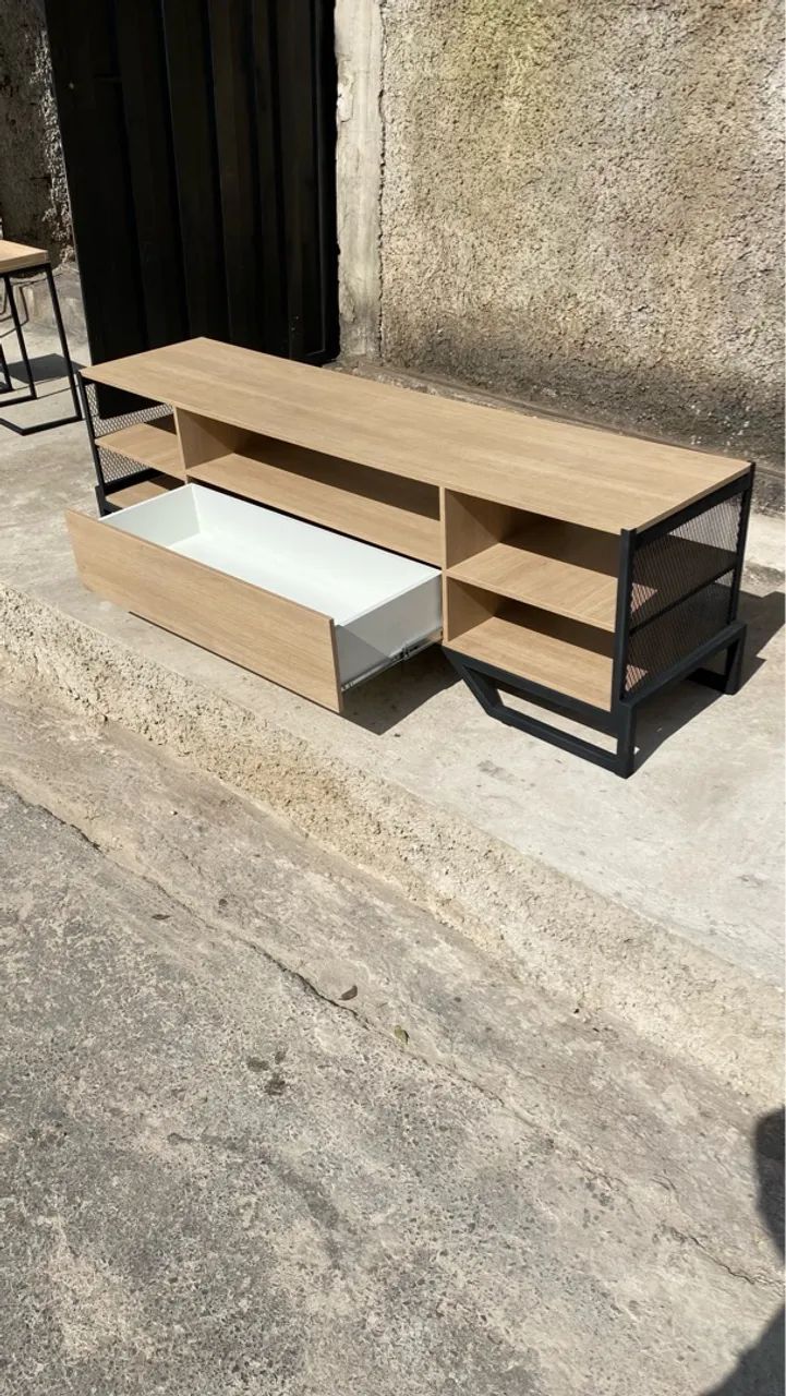 Rack moderno com estrutura em metal e madeira - Foto 3