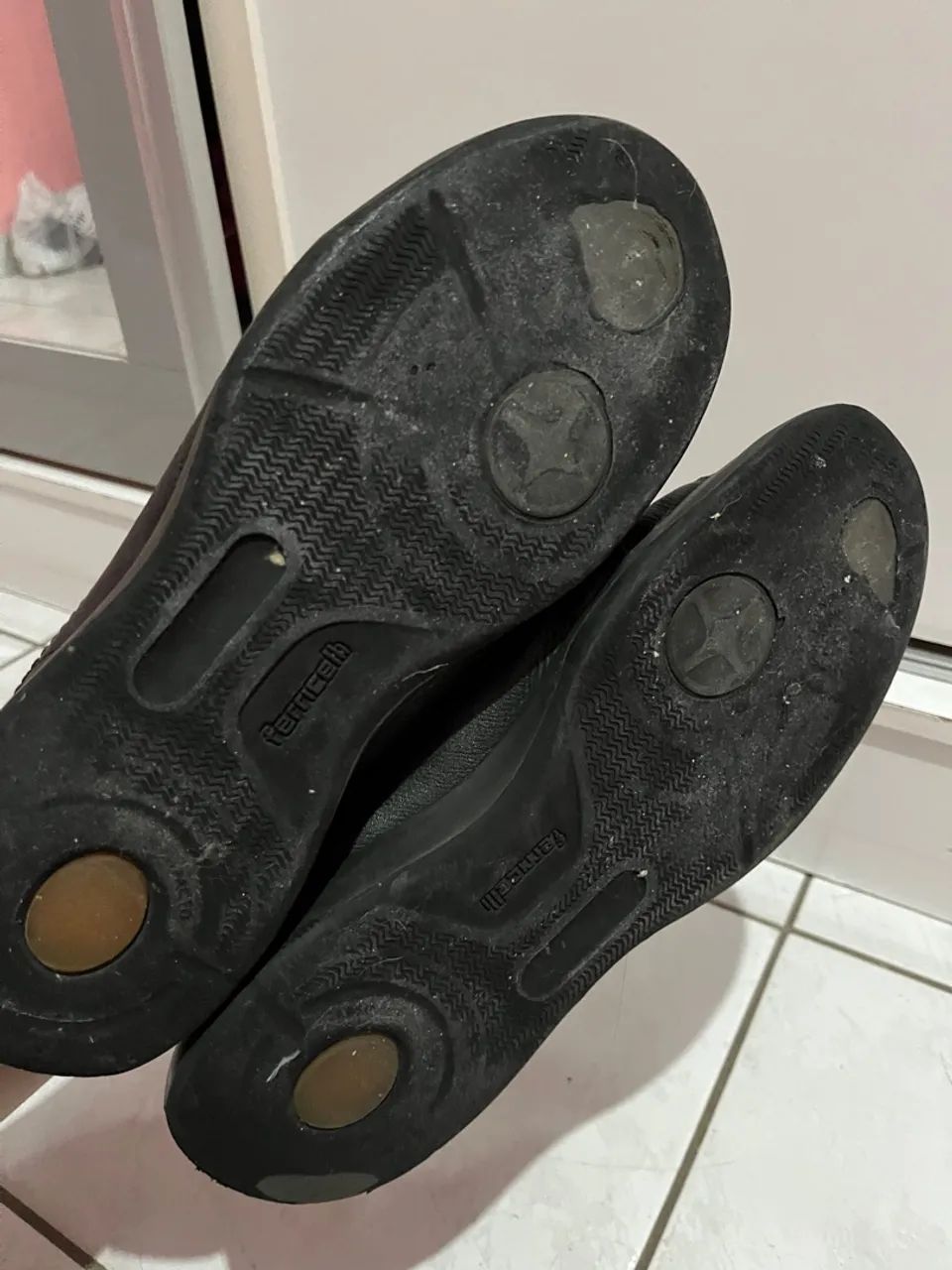 Tênis preto de couro - Foto 2