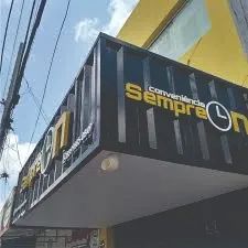 Fachada em telha galvanizada.
